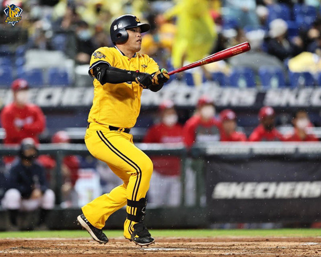 中信兄弟陈子豪在1局下敲出2分炮，生涯季后赛首轰助队先驰得点。（中信兄弟提供）