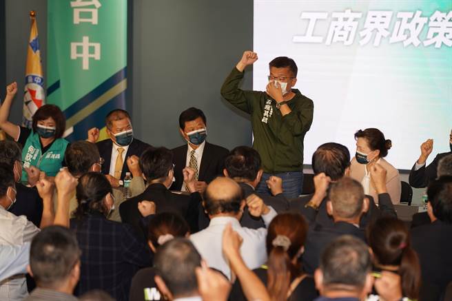 台中市6个工商团体在民进党台中市长候选人蔡其昌竞总举办工商后援会座谈会，蔡其昌（中站立者）抨击卢市府推动会展中心不利。（林欣仪摄）