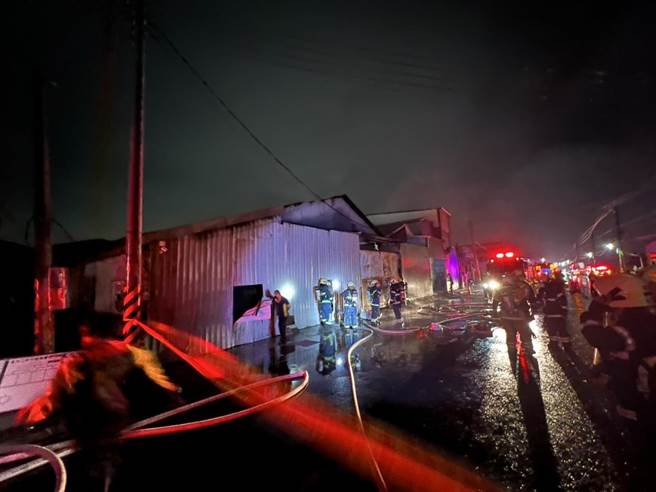 高雄市冈山区石潭路一处铁皮屋工厂31日晚间传出火警，消防局人员到场抢救。（翻摄照片／林瑞益高雄传真）