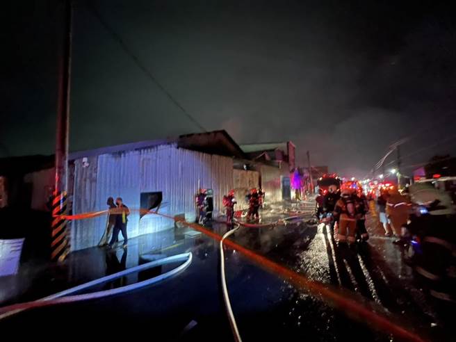 高雄市冈山区石潭路一处铁皮屋31日晚间传出火警，消防局人员到场抢救，图为火警现场。（翻摄照片／林瑞益高雄传真）