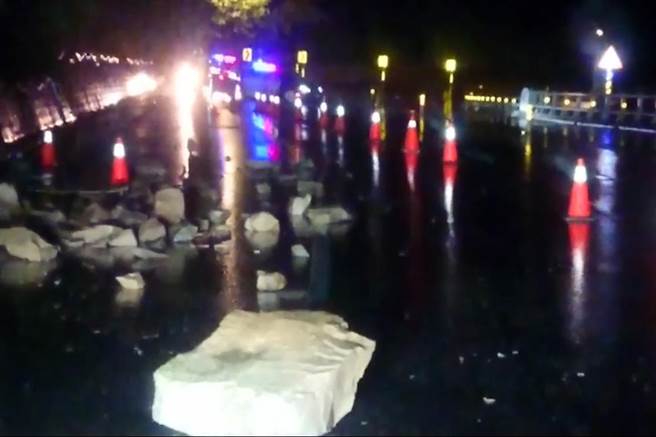 台九線393K左右因大雨造成落石坍方。（民眾提供）