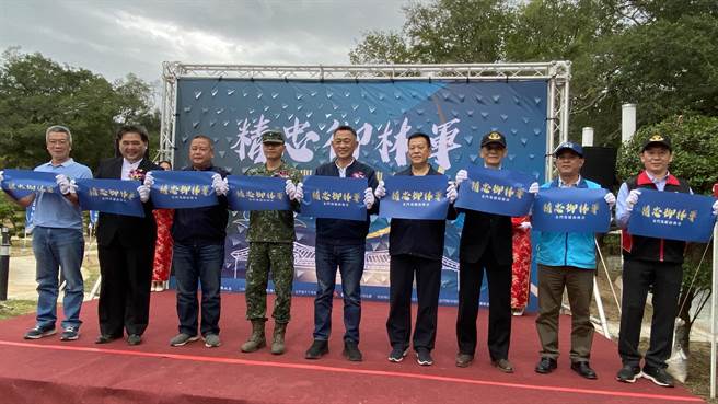 「精忠御林军特展」于今(31)日下午在榕园旁的慰庐盛大举行开幕典礼，在与会贵宾共同剪彩后正式展出(于家麒摄)