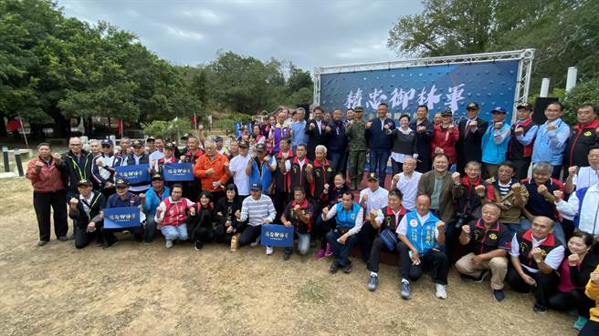 「精忠卫队」学长学弟们与眷属及来宾齐聚一堂，为特展开幕合影留念(于家麒摄)