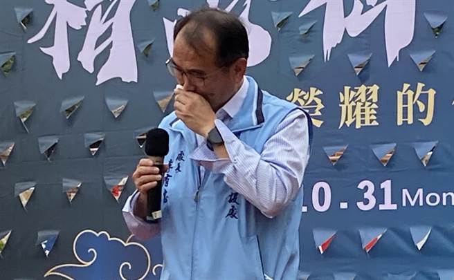 身为「精忠卫队」眷属的建设处长李有忠，在讲到父执辈们的牺牲奉献时情绪激动，哽咽落泪(于家麒摄)
