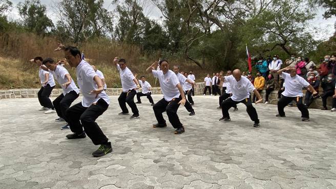 这群老英雄们平均年龄已过60依然身手矫健，在眾人面前展演「八极拳」虎虎生风、老当益壮(于家麒摄)
