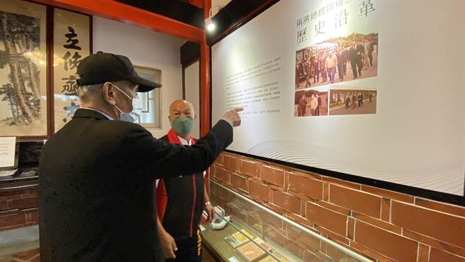 前国防部警卫队长丁振东将军(左)参观展览时，指着的老照片说：站在经国先生旁的那个人就是我！情绪激昂(于家麒摄)