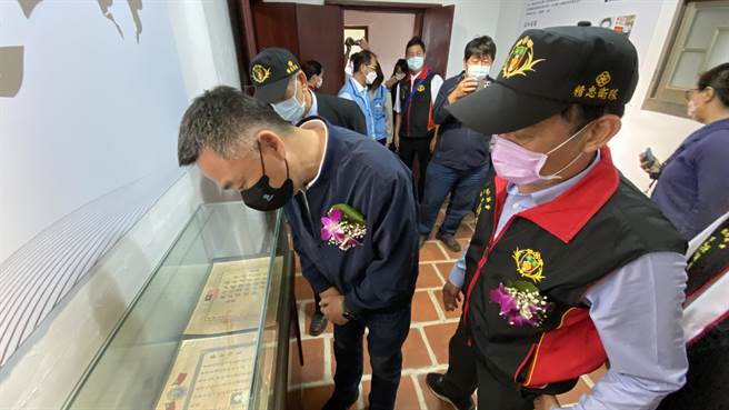 县长杨镇浯(左)也在金门县精忠衞队协会理事长李峻淯(右)导览下参观展出史料(于家麒摄)