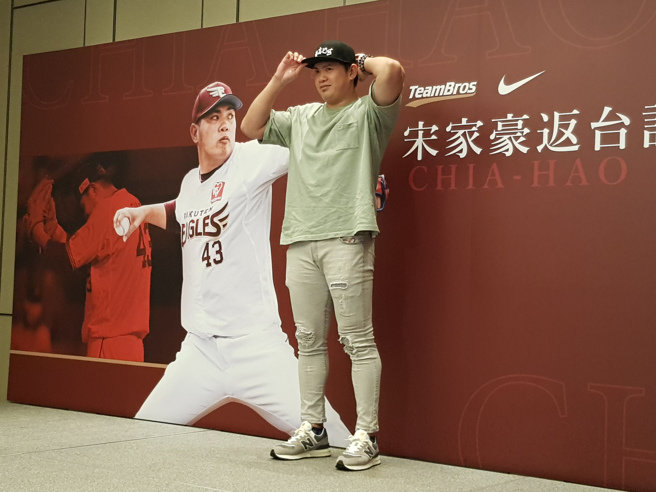 家人陪着到日本打拚，让宋家豪心里更踏实。（陈筱琳摄）