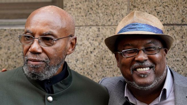 阿济兹(左）和伊斯兰（右）被控谋杀麦尔坎X，冤狱20多年。(图/美联社)