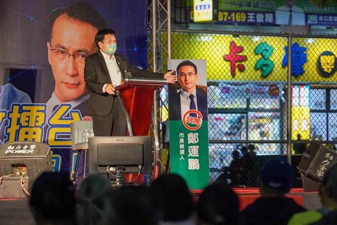 桃园市议员牛煦庭日前举办第2场龟山市政擂台，主题讨论教育、交通，邀请4名市长候选人参加，不过郑运鹏未到场也没代表，因此牛在会场放置人形立牌。（牛煦庭提供）