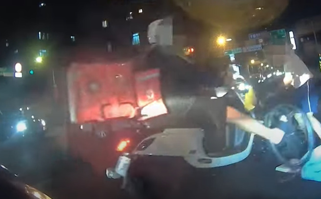 新北市新店區日前晚間在順安街與寶慶街口，有外送員與騎單車阿伯爆發行車糾紛。（翻攝自YouTube頻道「WoWtchout - 地圖型行車影像分享平台」）