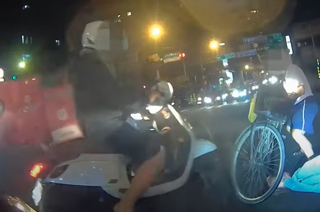 新北市新店區日前晚間在順安街與寶慶街口，有外送員與騎單車阿伯爆發行車糾紛。（翻攝自YouTube頻道「WoWtchout - 地圖型行車影像分享平台」）