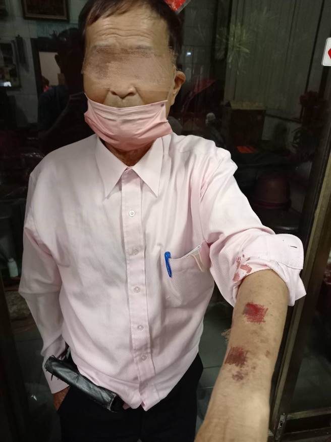 苏姓助选员右胸挫伤及左手翻裂伤。（民眾提供／杨舒婷高雄传真）