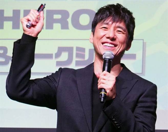 西岛秀俊日前出席活动看到变身道具贝塔魔棒忍不住兴奋拿起来把玩。 （摘自推特）