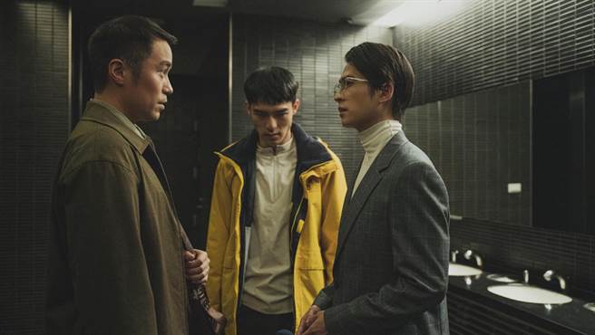 張孝全（左起）和陳昊森調查案情，質問石知田幕後真相。（威視提供）