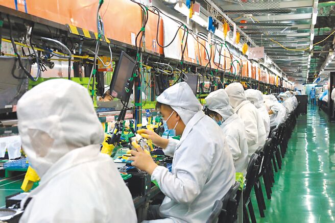 图为工作人员在富士康郑州园区的生产车间内工作。图／中新社