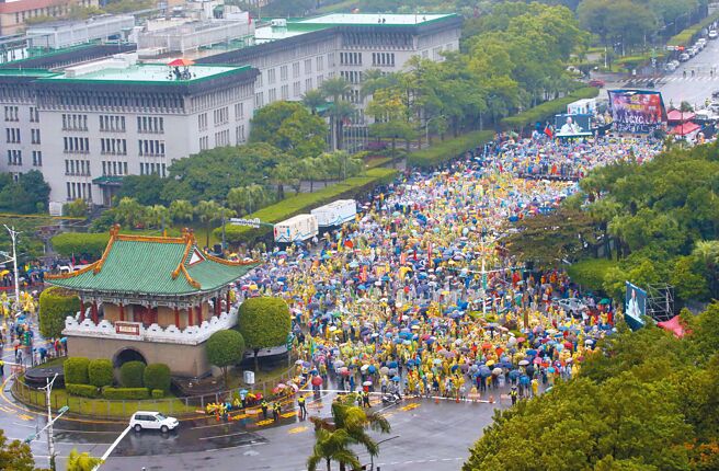 救國團30日在凱道舉辦「公義、自由、和平、救國」大遊行，遊行隊伍分三路繞行台北市區後進入凱道會師，要求公義，指控政府官逼民反。（陳君瑋攝）