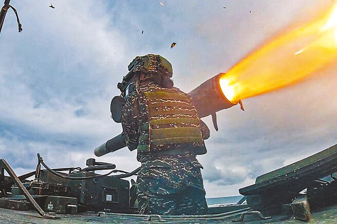 图为海军陆战队反装甲连拖式飞弹实弹射击。（摘自陆战九九铁军旅脸书）