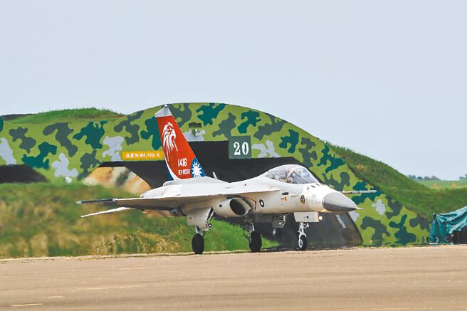 「和平与安全研究中心」智库研究报告称，面对中共军机舰跨越中线的新情势，国军应有不同的应对规定。图为IDF战机。(本报资料照片）