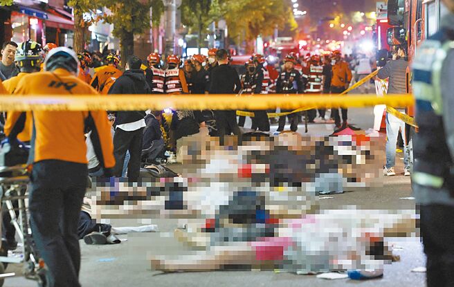 韩国首尔梨泰院区街道，在30日万圣节庆祝活动期间挤满了人，发生严重踩踏事件，造成多人死亡和受伤。（路透）