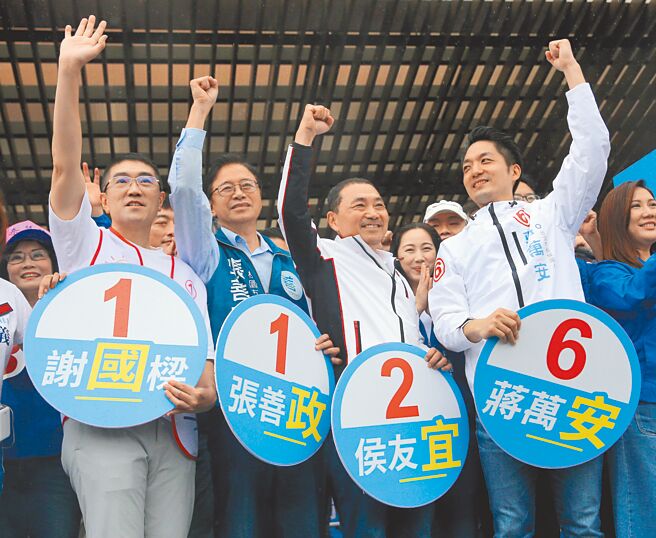 國民黨台北市長候選人蔣萬安。競選總部「市民基地」30日啟用，蔣萬安（前排右起）與新北市長候選人侯友宜、桃園市長候選人張善政、基隆市長候選人謝國樑同台合體造勢，強調北北基桃區域治理、城市合作的重要性。（黃世麒攝）