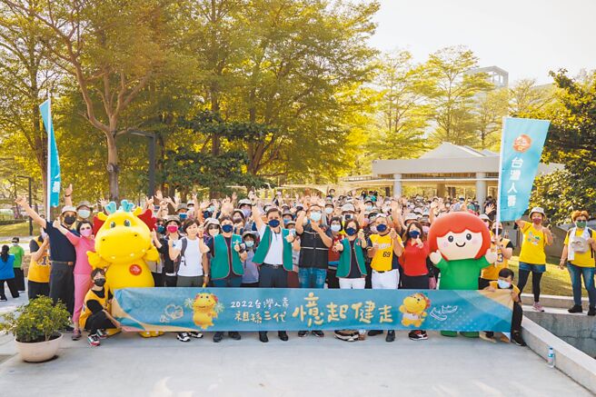 台湾人寿祖孙三代健走高雄场，由副董事长许舒博（前排中）领队，中信兄弟球员、吉祥物台湾阿龙、小火子热情助攻，保户及公益团体踊跃参与。（台湾人寿提供）
