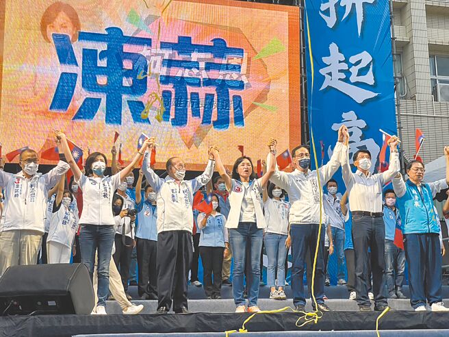 國民黨高雄市長候選人柯志恩（中）30日舉辦「南方響起誓師大會」，與台南市長候選人謝龍介（右二）、屏東縣長候選人蘇清泉（右一）、嘉義縣長候選人王育敏（左二）、國民黨主席朱立倫（右三）、前立法院長王金平（左三）等人到場力挺。（洪浩軒攝）