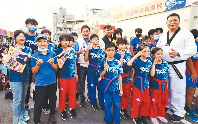 無黨籍苗栗縣長候選人鍾東錦（中）30日舉辦體育界後援會成立大會，鍾東錦提出各項體育政見爭取選民認同。（鍾東錦競選總部提供／李京昇苗栗傳真）