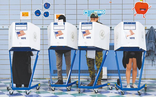 許多美國人對期中選舉抱持懷疑態度。圖為美國選民在投票站填寫選票。（新華社）