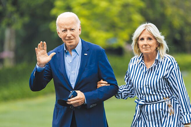选情正逐渐向共和党倾斜，民主党有8成机率会输掉眾议院多数党地位，拜登政府将会丧失许多推动政策力量，拜登本人可能会面临弹劾危机。图为在白宫拍摄的美国总统拜登（左）与第一夫人吉儿（右）（新华社）