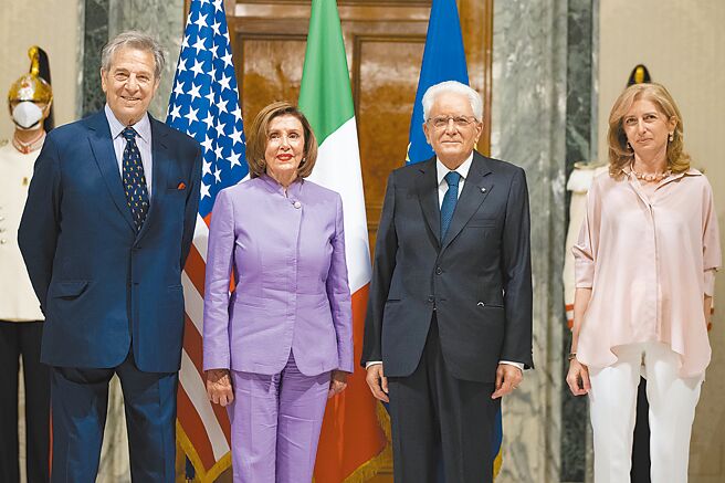 裴洛西的丈夫保羅在住處遭襲，29日裴洛西首度在推特發文表示「心碎受創」；並表示丈夫正逐漸好轉。圖為裴洛西夫婦拜會義大利總統馬達雷拉。（摘自義大利總統府官邸）