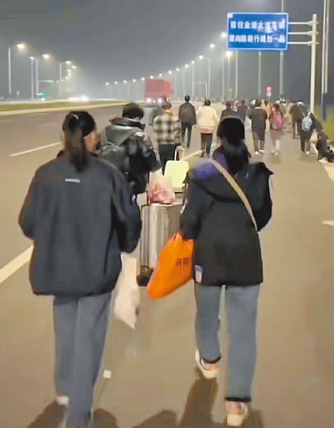 富士康河南郑州厂近日因园区爆发疫情，大批员工以徒步方式撤离返乡。（摘自抖音）