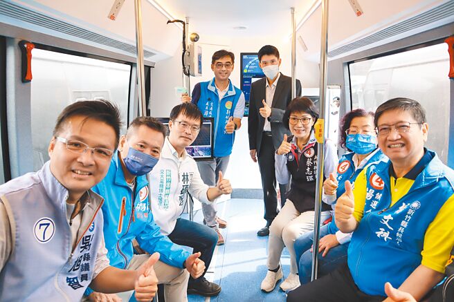 新竹高铁自驾接驳运行实验计画新增3辆中巴挂牌上路测试，预计明年底可载客运行。（邱立雅摄）