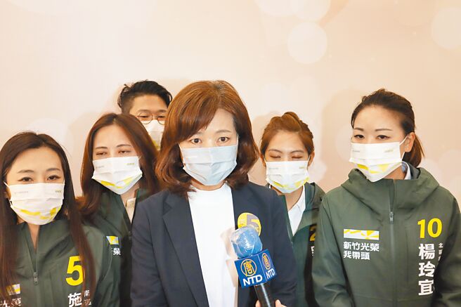 民進黨新竹市長候選人沈慧虹（中）30日左批藍、右酸白。（邱立雅攝）