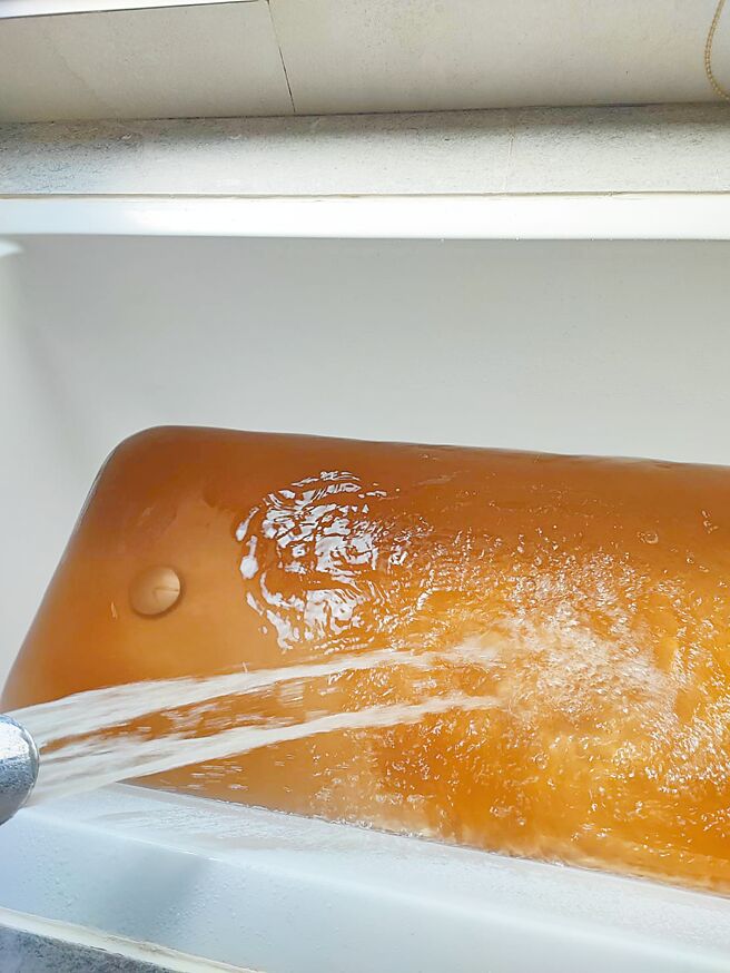 有大楼居民向台中市议员杨正中办公室反应从今年8月开始水质变差，洗水塔也没用。（杨正中提供／张亦惠台中传真）