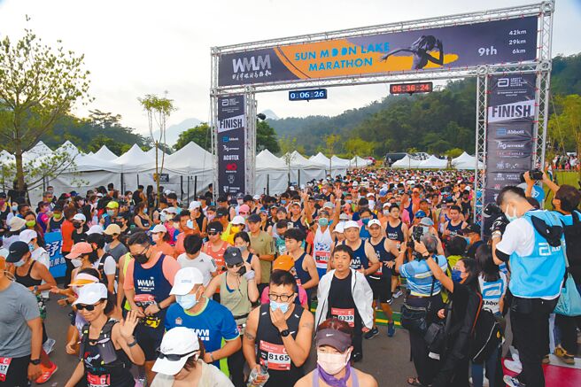 各组跑者奋力争取佳绩，全马男子组由吴洧腾获得第一名、女子组由苏晓萍夺冠。（南投县府提供／杨静茹南投传真）