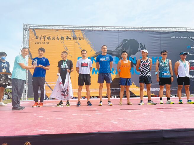 日月潭环湖马拉松成绩出炉，日管处副处长廖锡标进行颁奖。（南投县府提供／杨静茹南投传真）