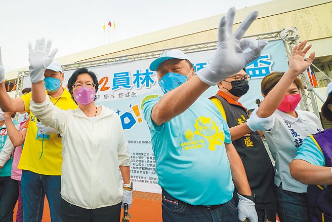 彰化县长王惠美30日持续勤跑县政行程，一大早参加员林马拉松。（吴敏菁摄）