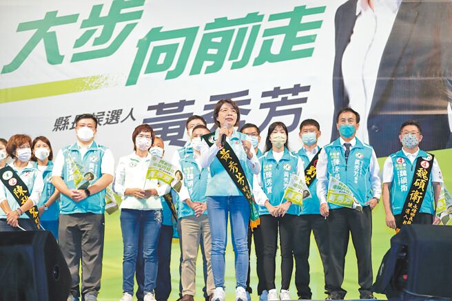 选战最后衝刺，民进党彰化县长候选人黄秀芳30日在社头举办大型造势活动，黄秀芳细数政策表示，每项都经过精算，都是说到做到。（吴敏菁摄）