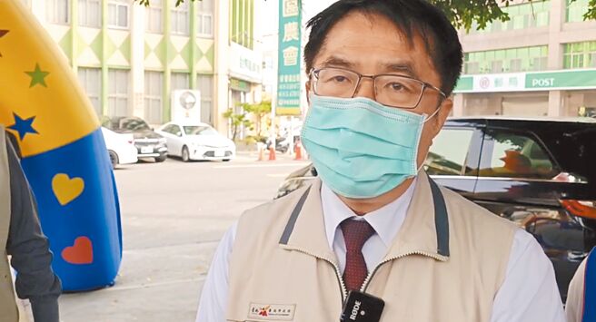 台铁局称电车线遭扯断事故是台南善化光文陆桥水泥块掉落所致，市长黄伟哲面露不悦指出，不欣赏事件还没调查清楚就急推卸责任。（读者提供／张毓翎台南传真）