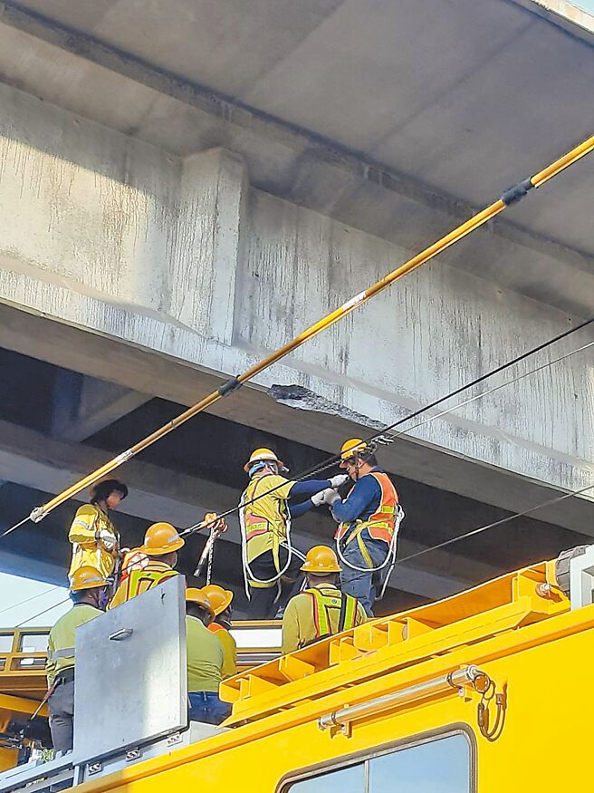 台南善化段电车线断落事故发生后，台铁全力抢修復电，于30日上午10时恢復双线双向通车。（台铁局提供／张毓翎台南传真）