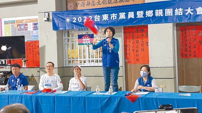 國民黨台東黨部昨日辦黨員及鄉親團結大會，立委高金素梅（中）、國民黨前副祕書長羅智強（左二）為爭取連任的台東縣長饒慶鈴（右二）及藍營候選人拉抬聲勢。（蔡旻妤攝）