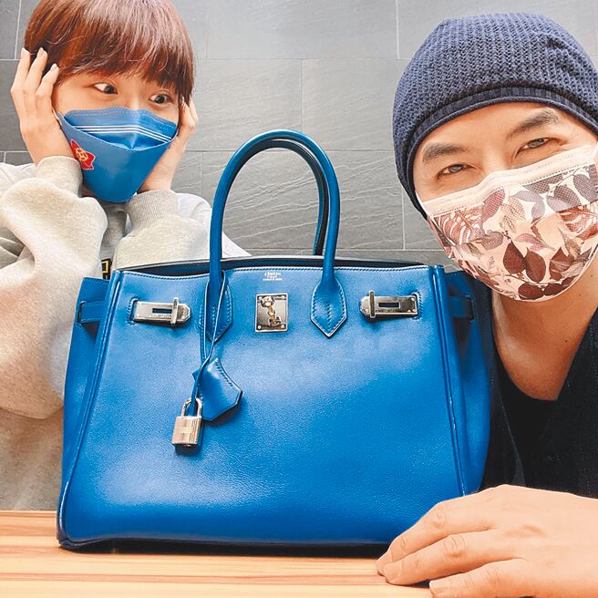 黃子佼（右）日前履行承諾送Lulu愛馬仕柏金包。（摘自臉書）