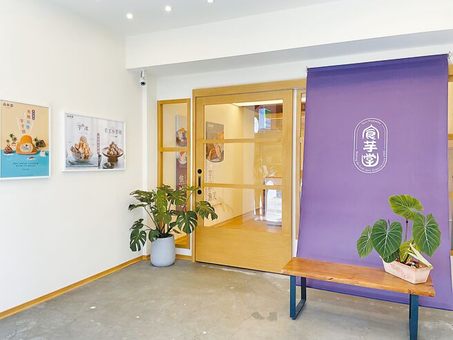 食芋堂進駐台中，店裝以清爽純白為主調營造網美店風格，吸引年輕人目光。（朱世凱攝）