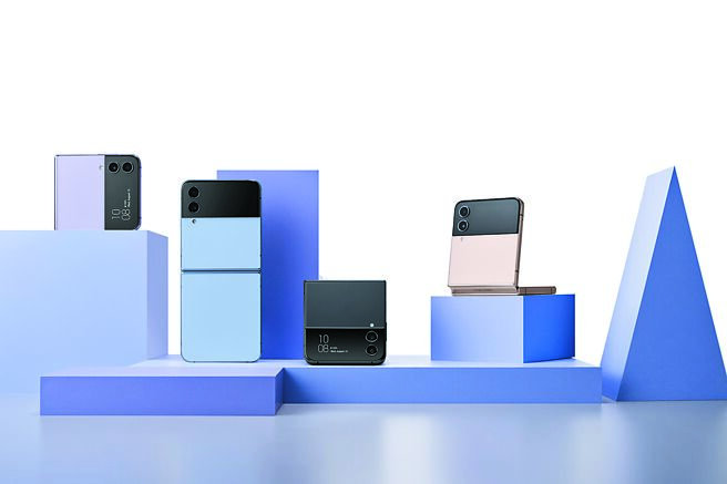 三星推出线上下同享最新旗舰折迭Galaxy Z Fold4或Z Flip4购机享指定容量免费升级或折价方案。（三星提供）