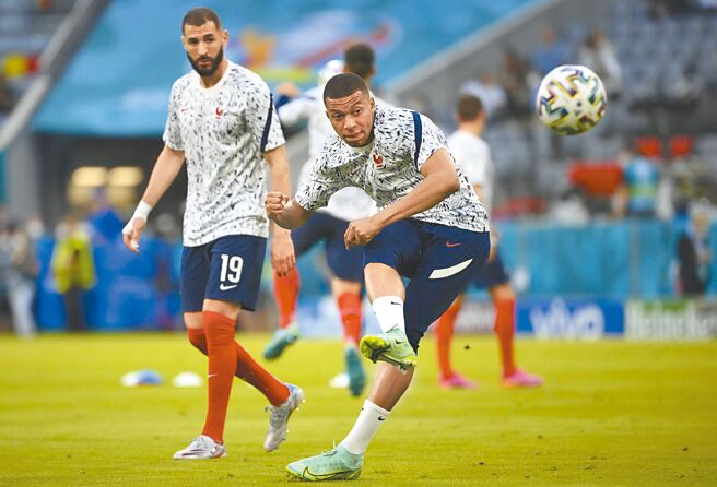 本泽马（左）与姆巴佩（右）的锋线老少配肩负卫冕军法国的进攻火力。（美联社）