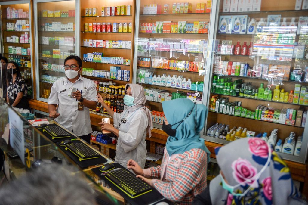 印尼先前下令暂停出售糖浆类药物，并确认某些产品中含有二甘醇（diethylene glycol）和乙二醇（ethylene glycol）可能导致儿童死于急性肾损伤，死亡个案大多都是5岁以下幼儿。图/ 路透社(photo:ChinaTimes)