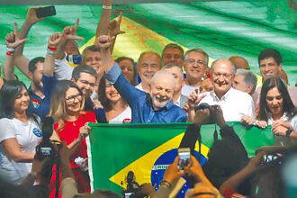 時隔12年 巴西前總統魯拉險勝回歸