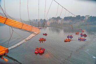 超過負荷 印度吊橋斷落至少141死