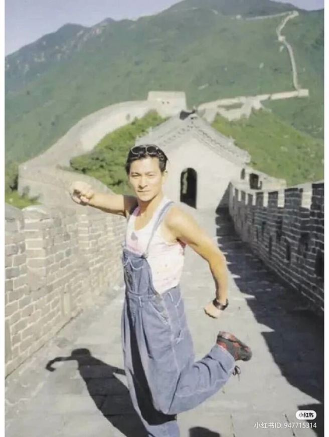 劉德華擺出軍人行軍的樣子。(圖/小紅書)